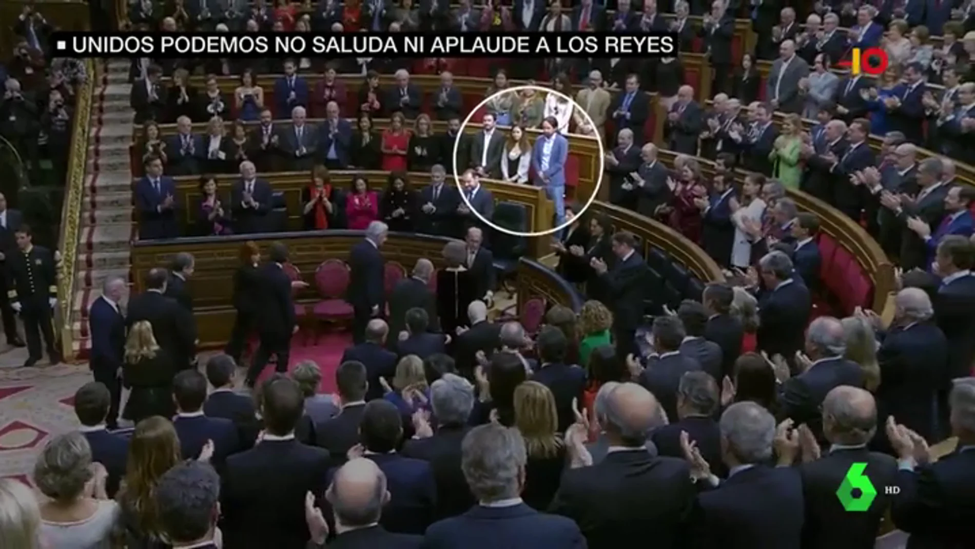 Los diputados de Unidos Podemos no aplauden al rey en el Congreso
