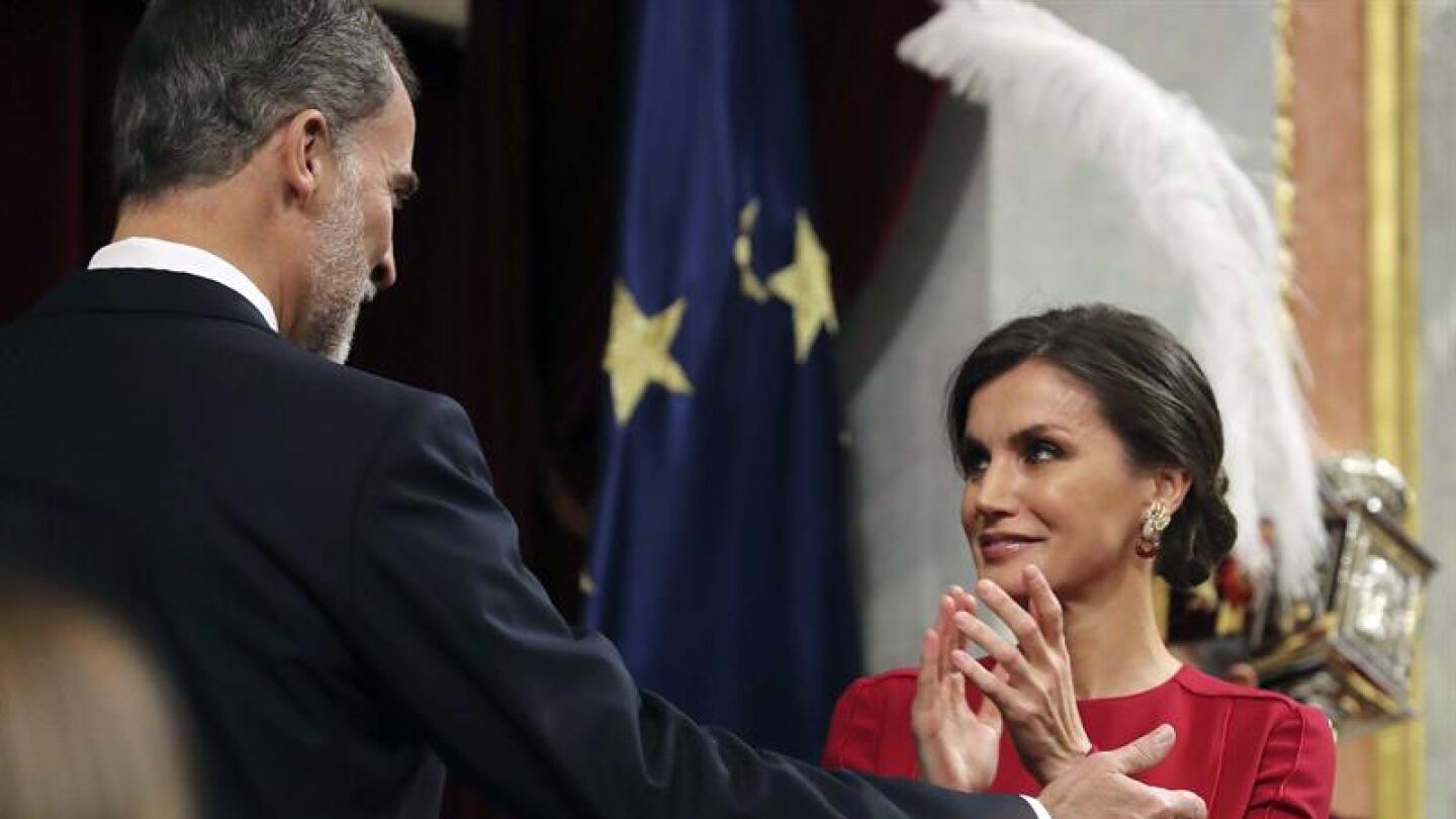 El Rey Felipe VI, junto a la Reina Letizia, en el hemiciclo del Congreso de los Diputados