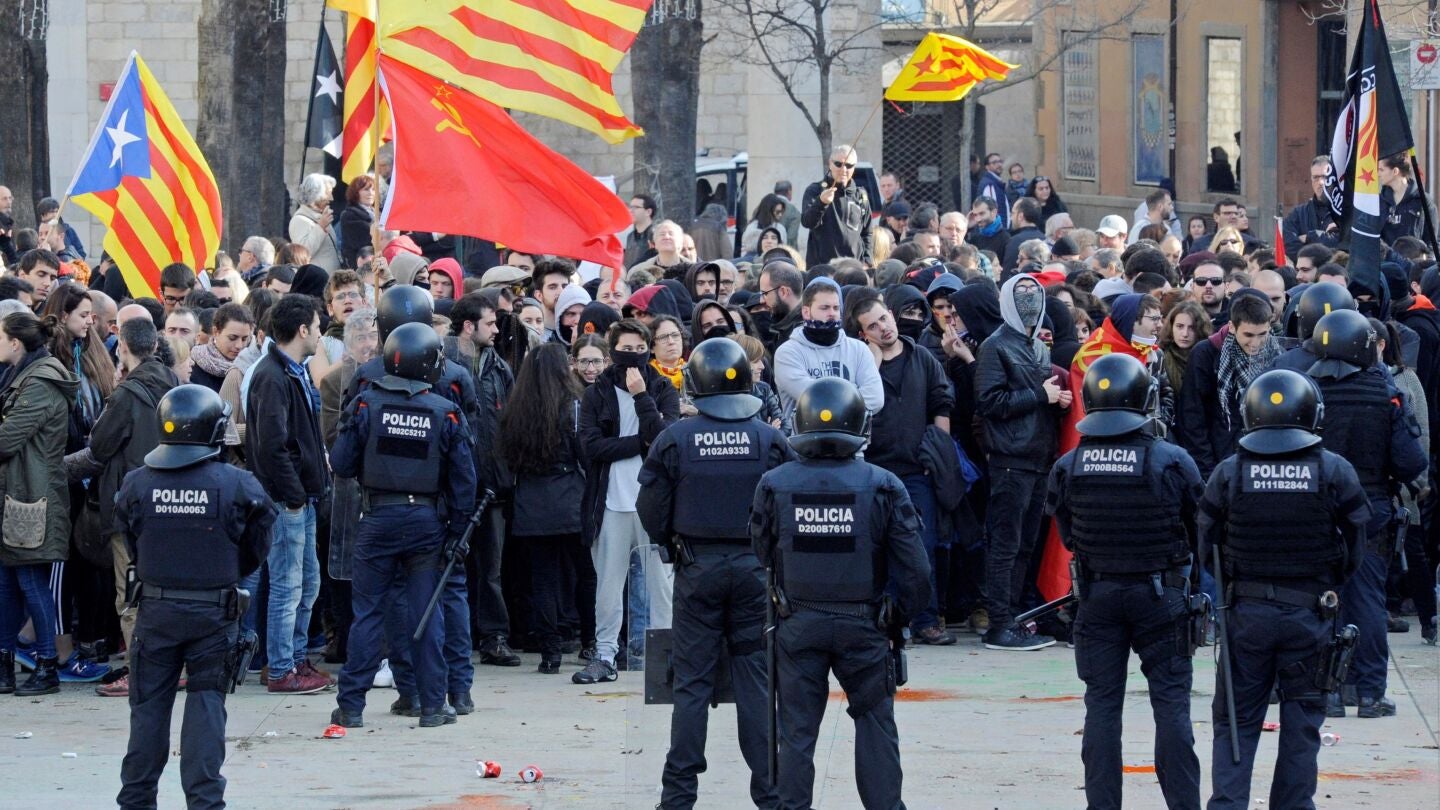Un detenido durante protestas por acto conmemorativo Constituci&oacute;n en Girona