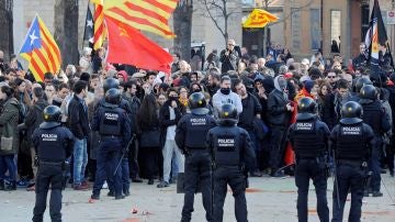 Un detenido durante protestas por acto conmemorativo Constitución en Girona