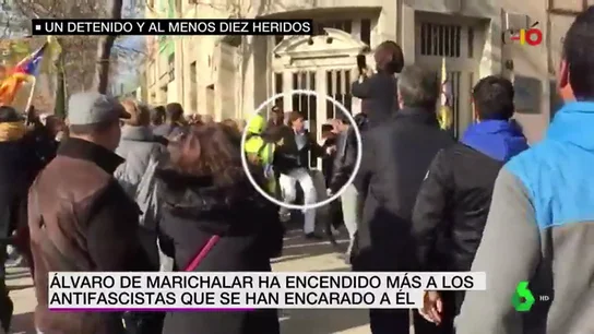 Álvaro de Marichalar intenta reventar una manifestación antifascista durante la batalla campal de Girona Álvaro de Marichalar intenta reventar una manifestación antifascista durante la batalla campal de Girona
