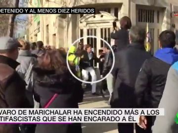 Álvaro de Marichalar intenta reventar una manifestación antifascista durante la batalla campal de Girona Álvaro de Marichalar intenta reventar una manifestación antifascista durante la batalla campal de Girona