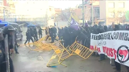 Enfrentamientos entre mossos y manifestantes en Girona Enfrentamientos entre mossos y manifestantes en Girona
