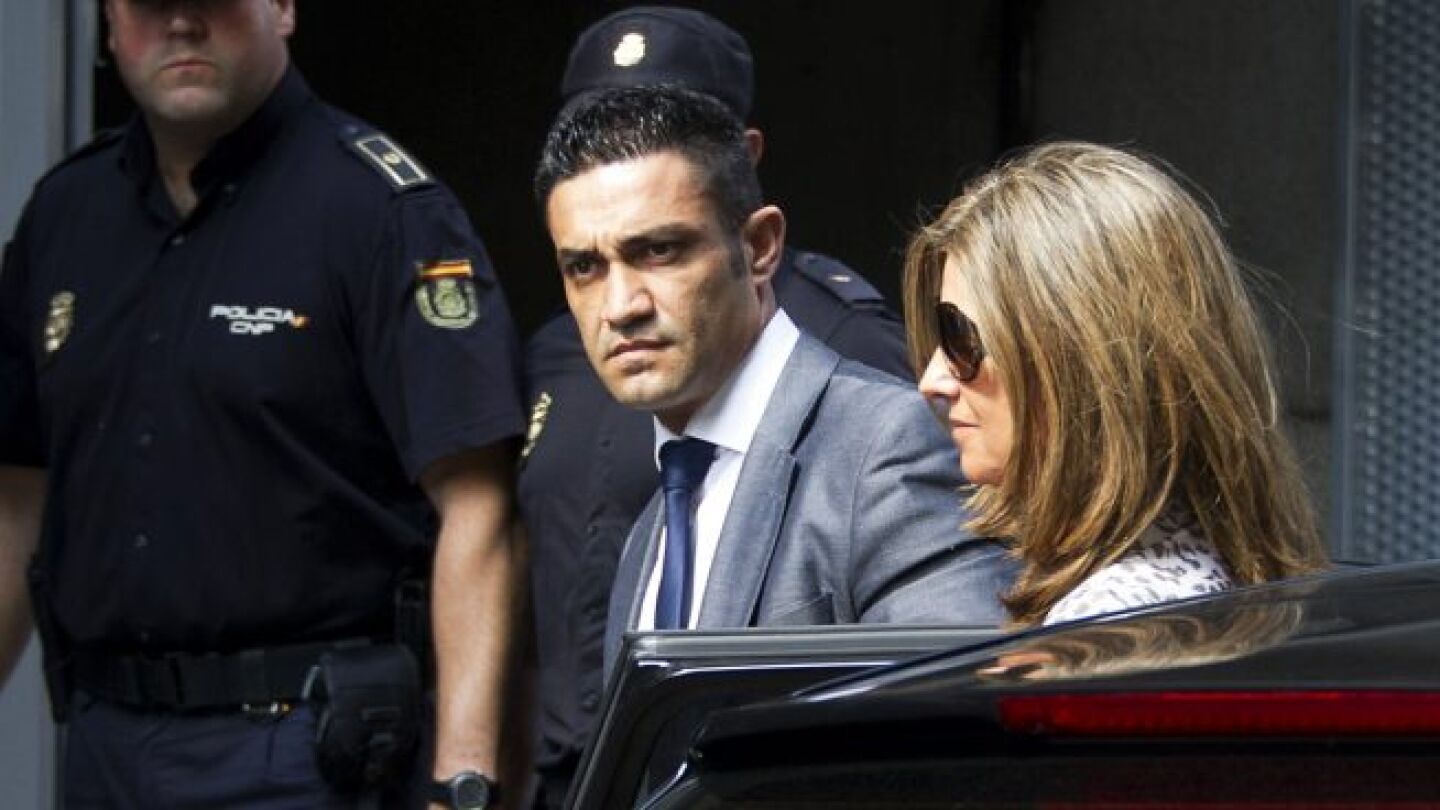 Sergio R&iacute;os, el ch&oacute;fer de B&aacute;rcenas, junto a Rosal&iacute;a Iglesias