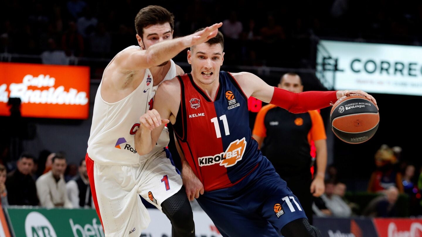 Matt Janing conduce el bal&oacute;n