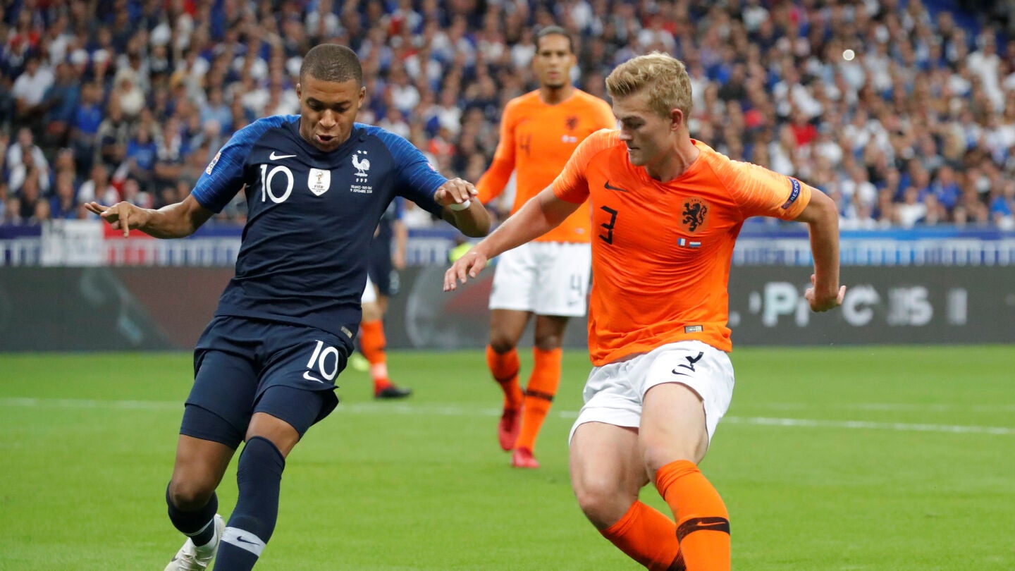 Frenkie de Jong y Mbapp&eacute; luchan por el bal&oacute;n