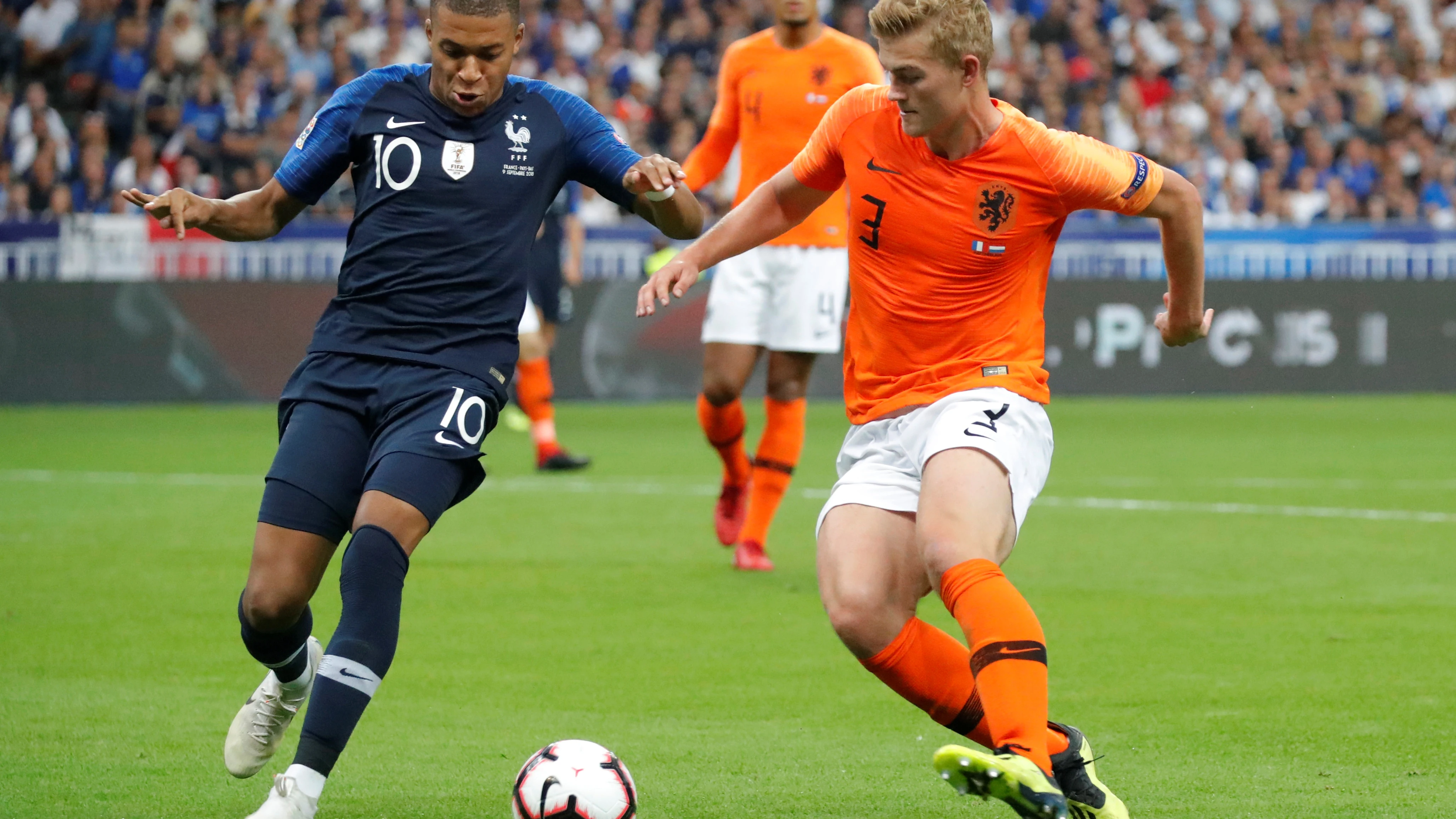 Frenkie de Jong y Mbappé luchan por el balón