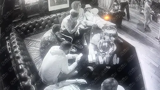 Varios jugadores del Arsenal en el Tape Club de Londres consumiendo 'hippy crack' Varios jugadores del Arsenal en el Tape Club de Londres consumiendo 'hippy crack'