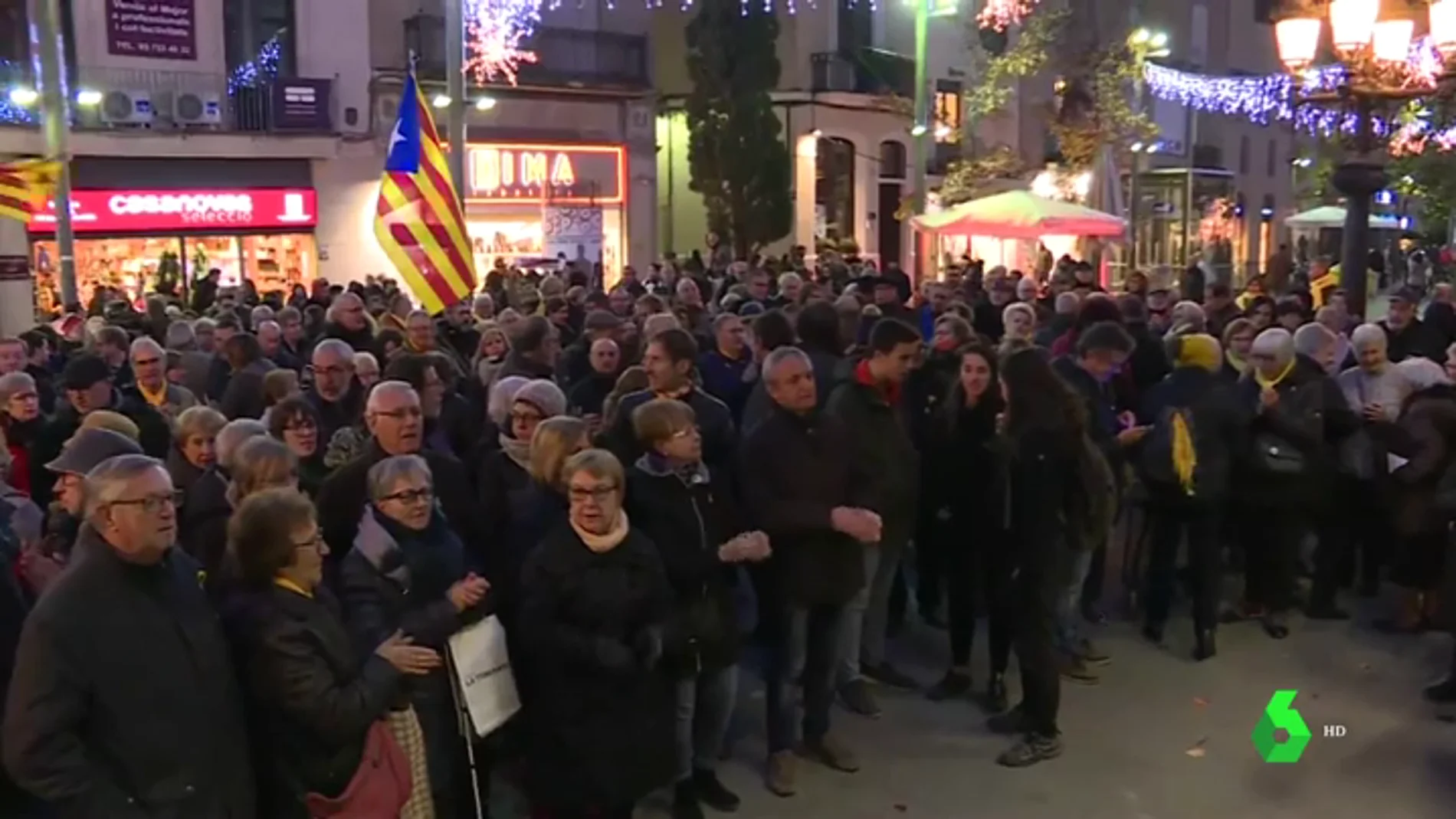 Colectivos antifascistas protestan en Terrasa por las actuaciones policiales frente a manifestantes contra un acto de VOX