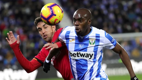 Nyom intenta controlar el balón en la lucha con Jaime Mata Nyom intenta controlar el balón en la lucha con Jaime Mata