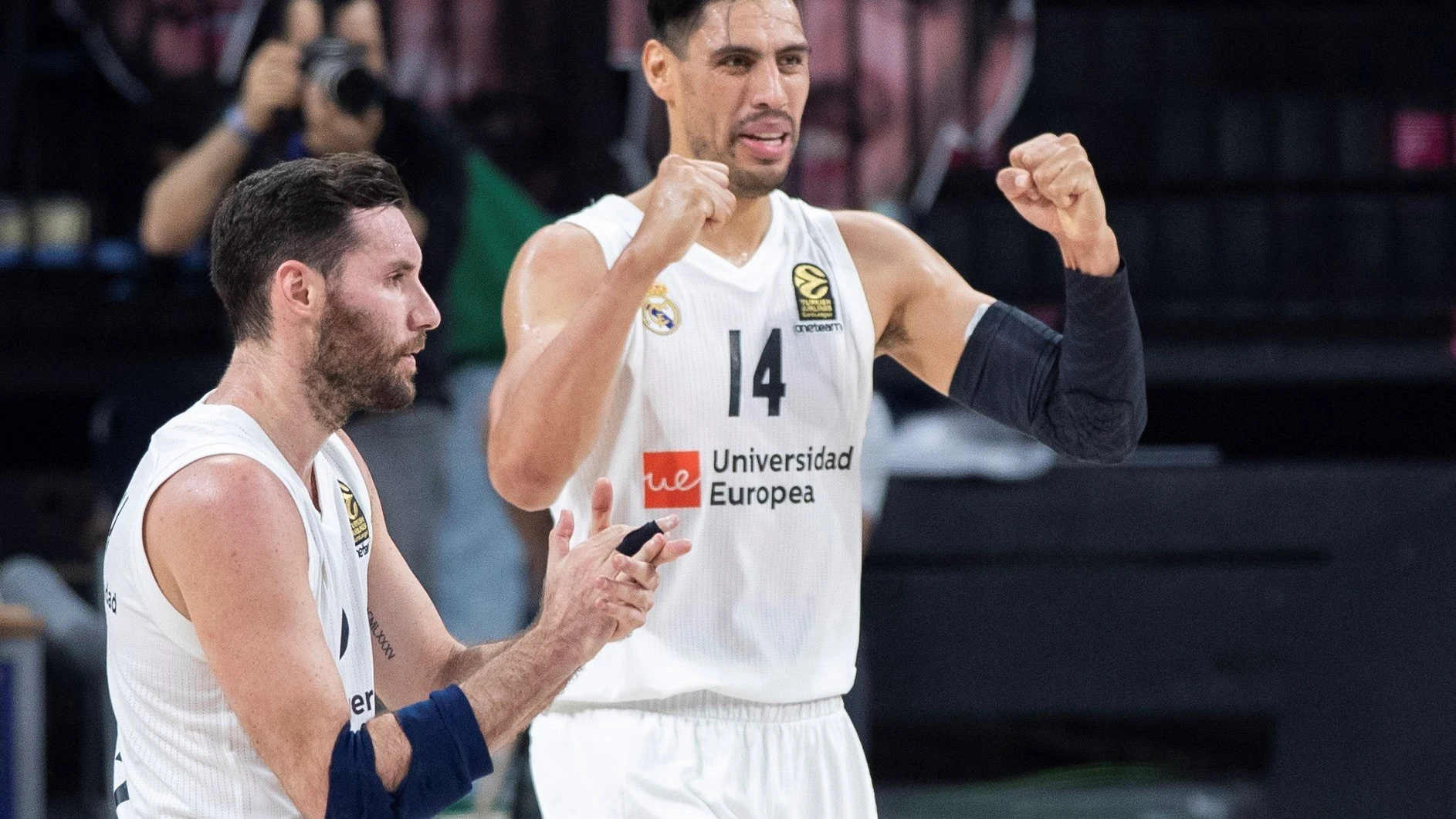 Ayón celebra la victoria blanca junto a Rudy, a la izquierda