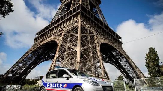 Un coche de la Policía francesa frente a la Torre Eiffel de París Un coche de la Policía francesa frente a la Torre Eiffel de París