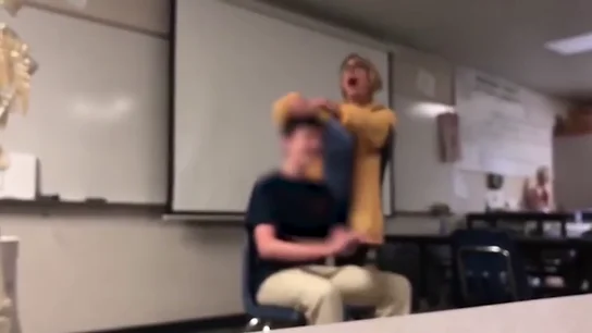 Detienen a una profesora por cortar el pelo a sus alumnos en clase Detienen a una profesora por cortar el pelo a sus alumnos en clase