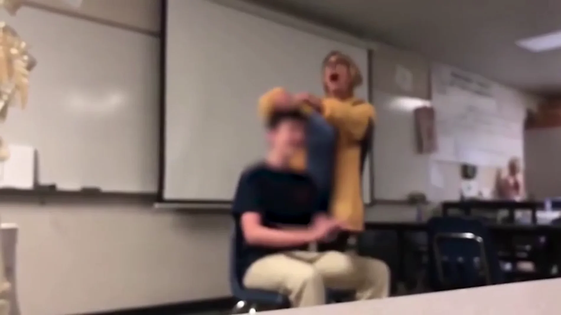 Detienen a una profesora por cortar el pelo a sus alumnos en clase