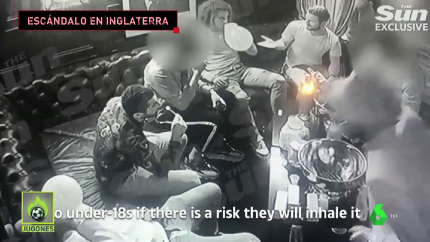 Salen a la luz im&aacute;genes de los jugadores del Arsenal consmuiendo 'hippie crack'
