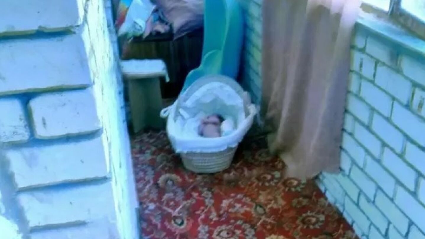 Imagen de una beb&eacute; de tres meses en un balc&oacute;n de Rusia