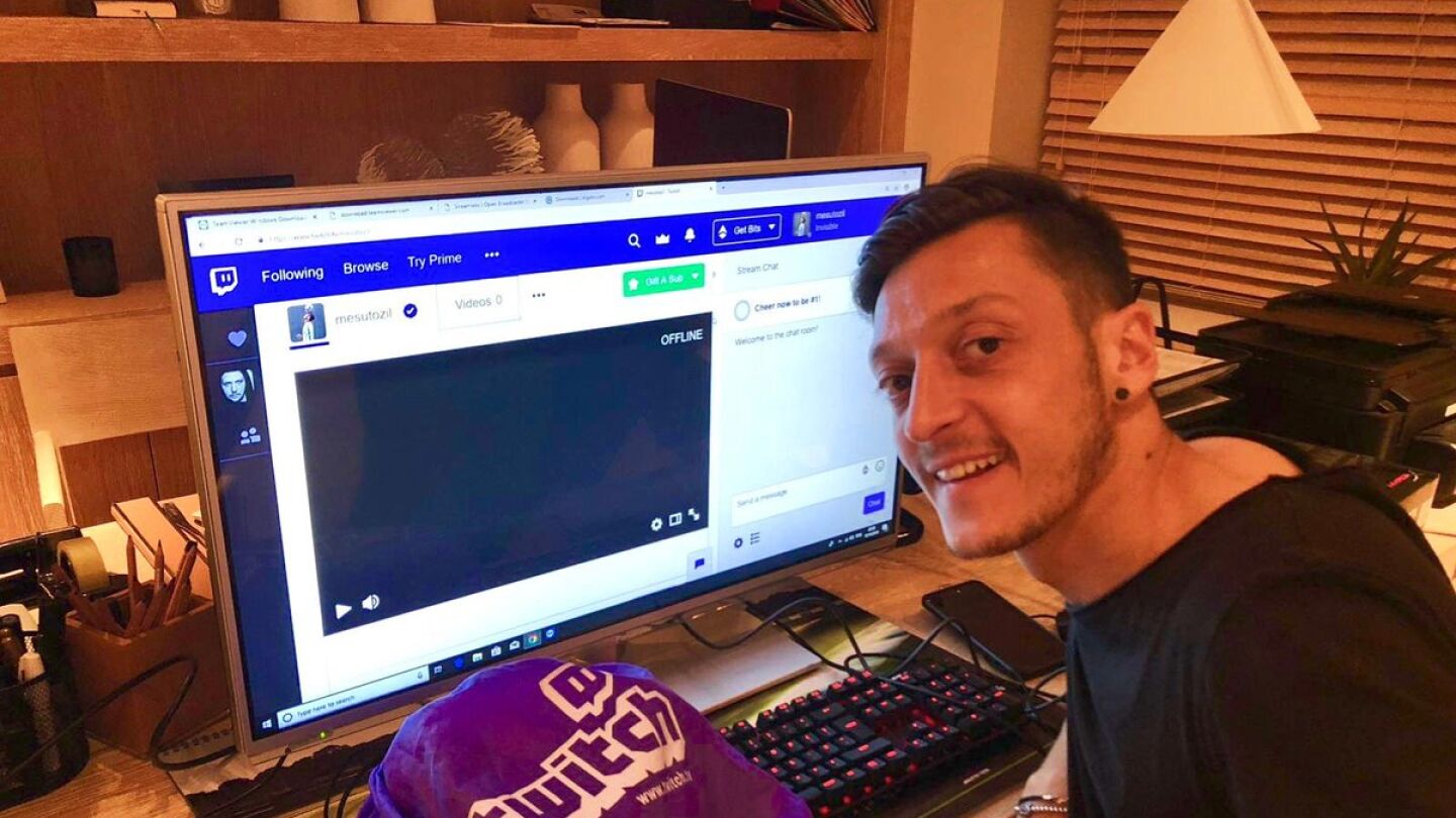 &Ouml;zil, antes de jugar una partida de Fortnite
