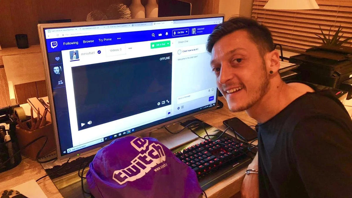 Özil, antes de jugar una partida de Fortnite