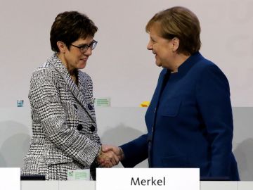Kramp-Karrenbauer y Angela Merkel Kramp-Karrenbauer y Angela Merkel