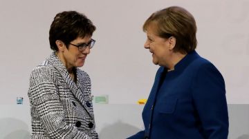 Kramp-Karrenbauer y Angela Merkel