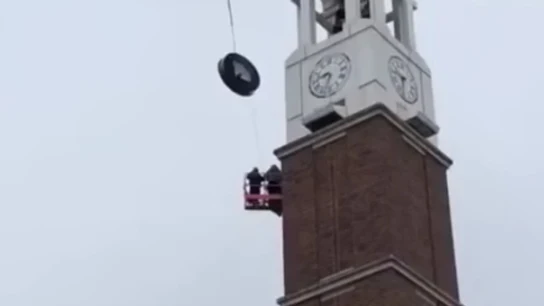 Dos obreros casi mueren al caerse un reloj Se han salvado
