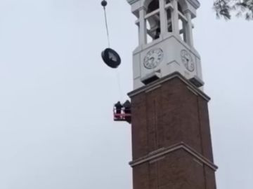Dos obreros casi mueren al caerse un reloj Dos obreros casi mueren al caerse un reloj