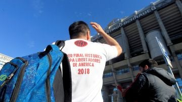 Un hincha de River, en los alrededores del Santiago Bernabéu