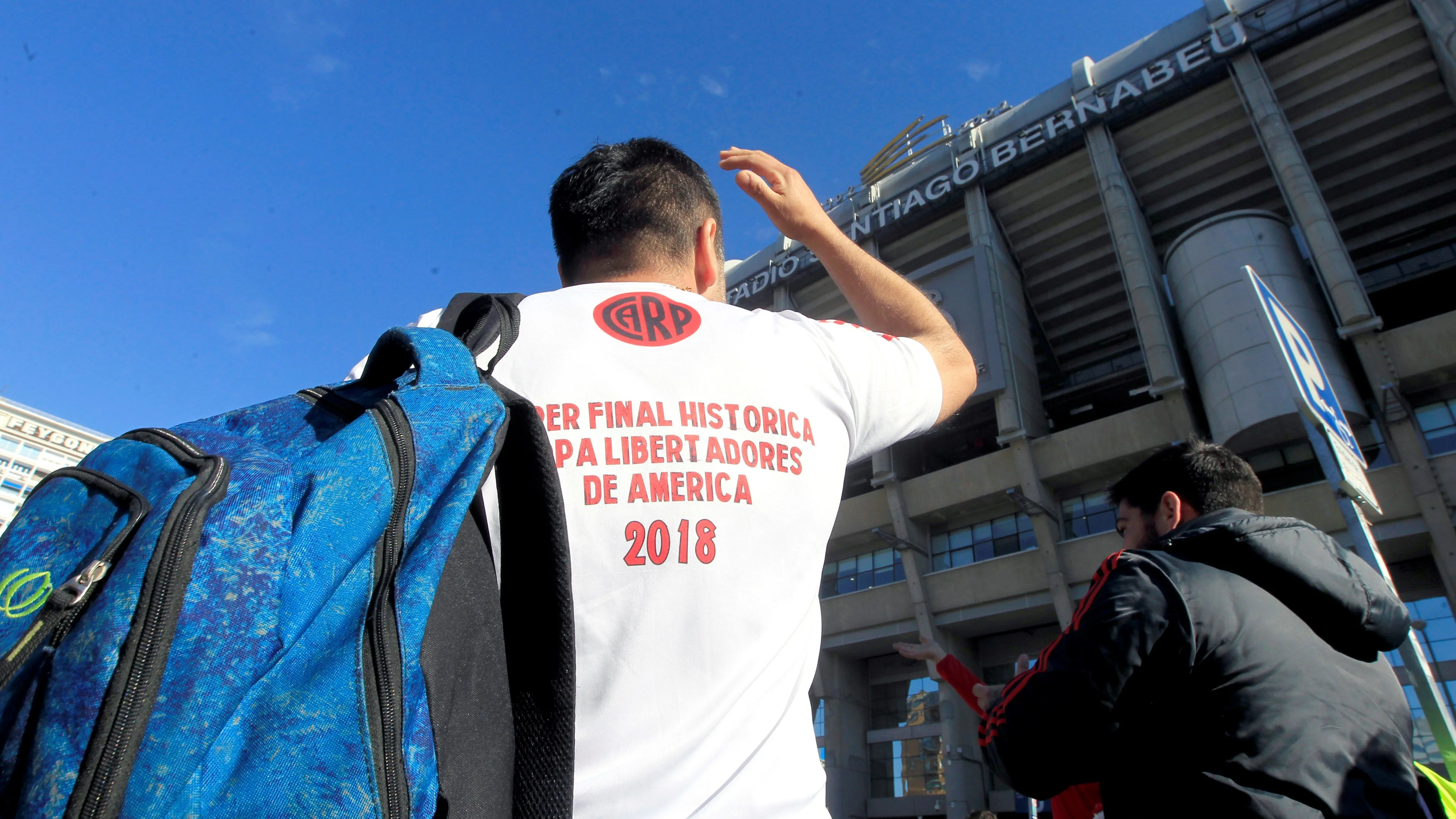 Un hincha de River, en los alrededores del Santiago Bernabéu