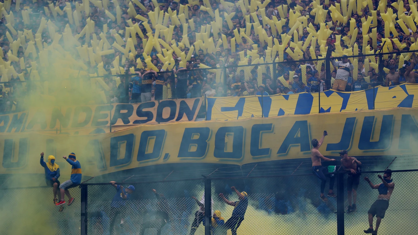 Aficionados de Boca Juniors animan a su equipo Aficionados de Boca Juniors animan a su equipo