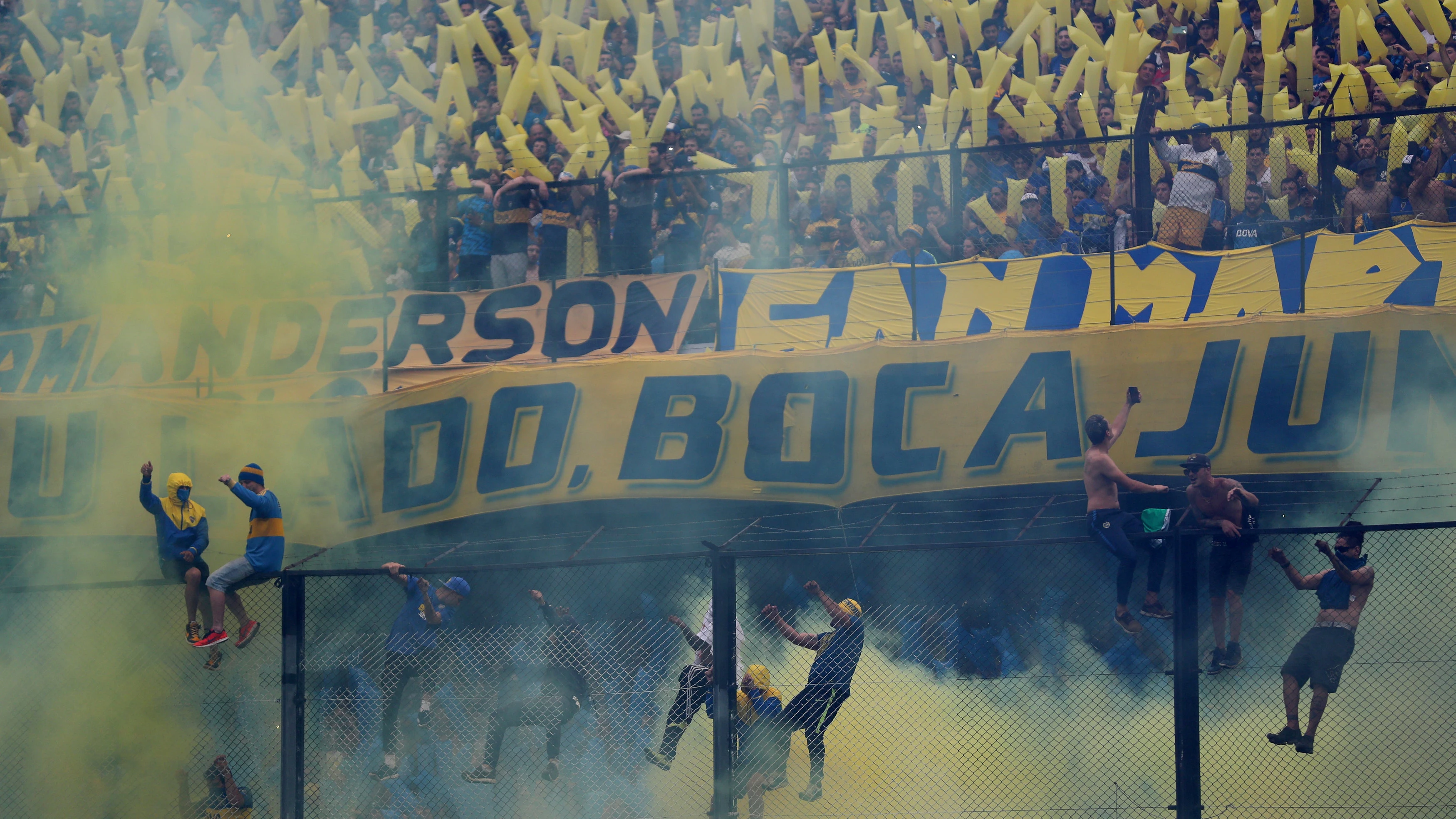 Aficionados de Boca Juniors animan a su equipo