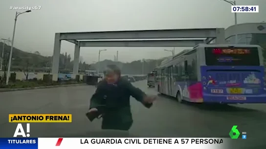 La irrisoria actuación de una mujer que finge ser atropellada para cobrar del seguro La irrisoria actuación de una mujer que finge ser atropellada para cobrar del seguro