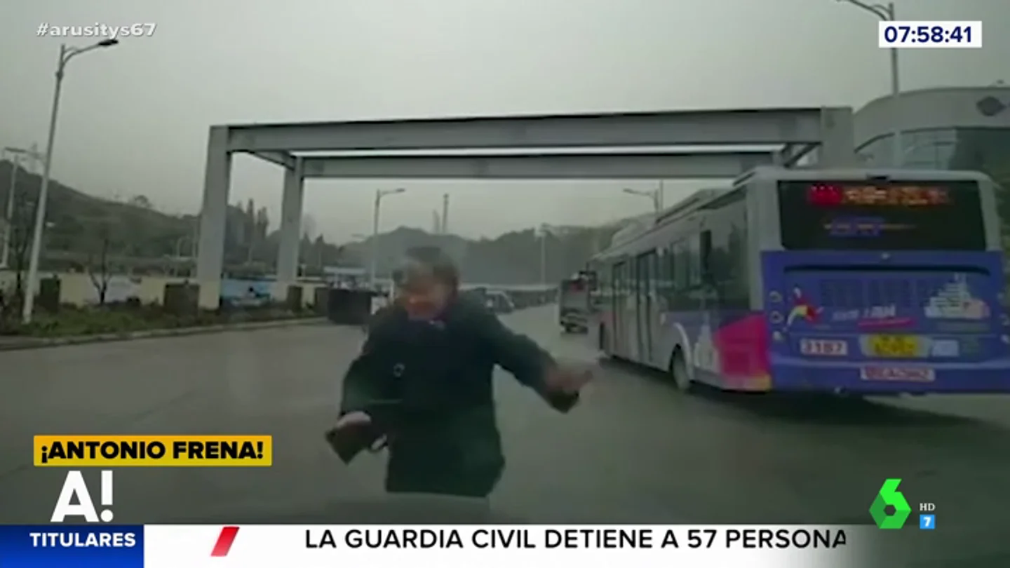 La irrisoria actuación de una mujer que finge ser atropellada para cobrar del seguro La irrisoria actuación de una mujer que finge ser atropellada para cobrar del seguro