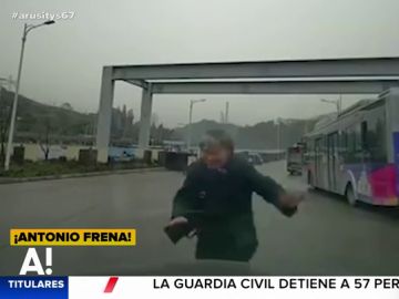 La irrisoria actuación de una mujer que finge ser atropellada para cobrar del seguro La irrisoria actuación de una mujer que finge ser atropellada para cobrar del seguro