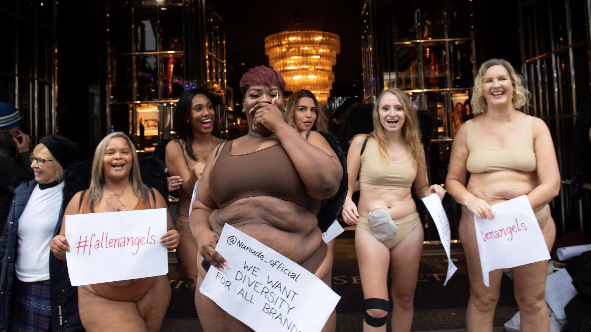 Un grupo de mujeres protesta en una tienda de Victoria's Secret en Londres