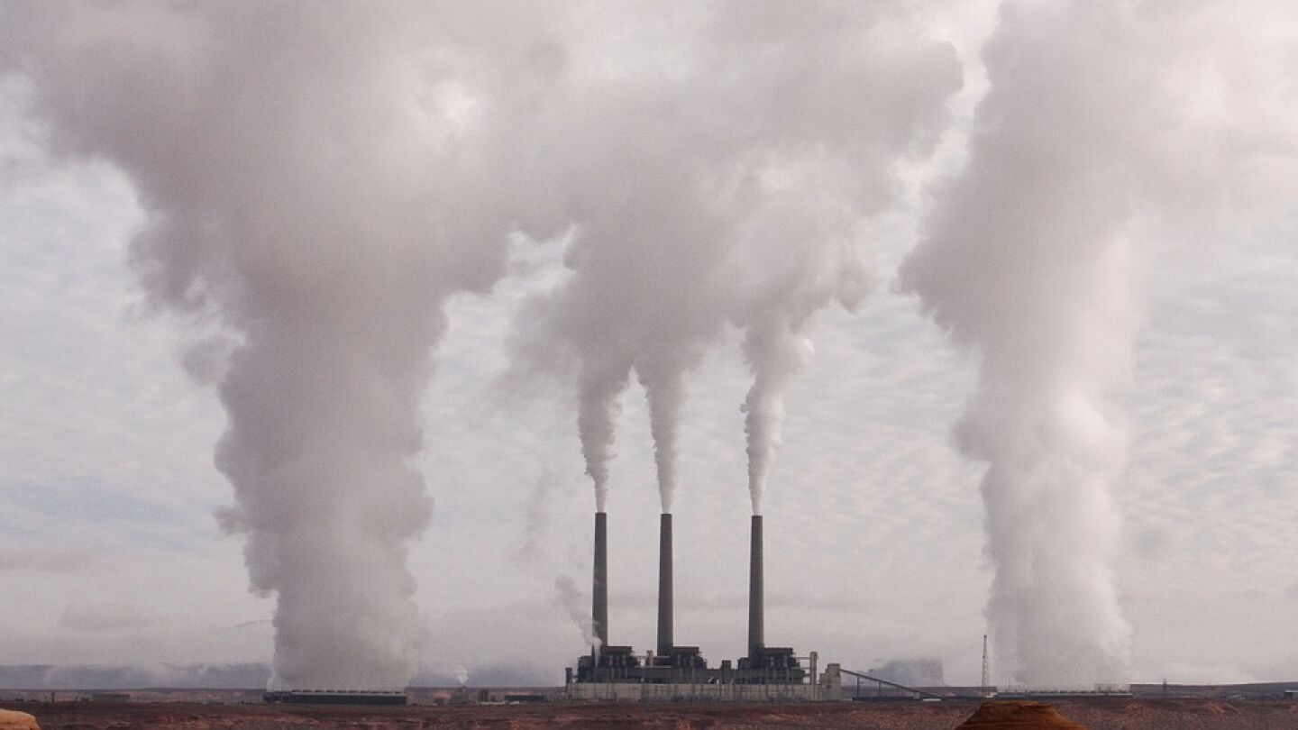 Imagen de archivo de varias chimeneas contaminantes