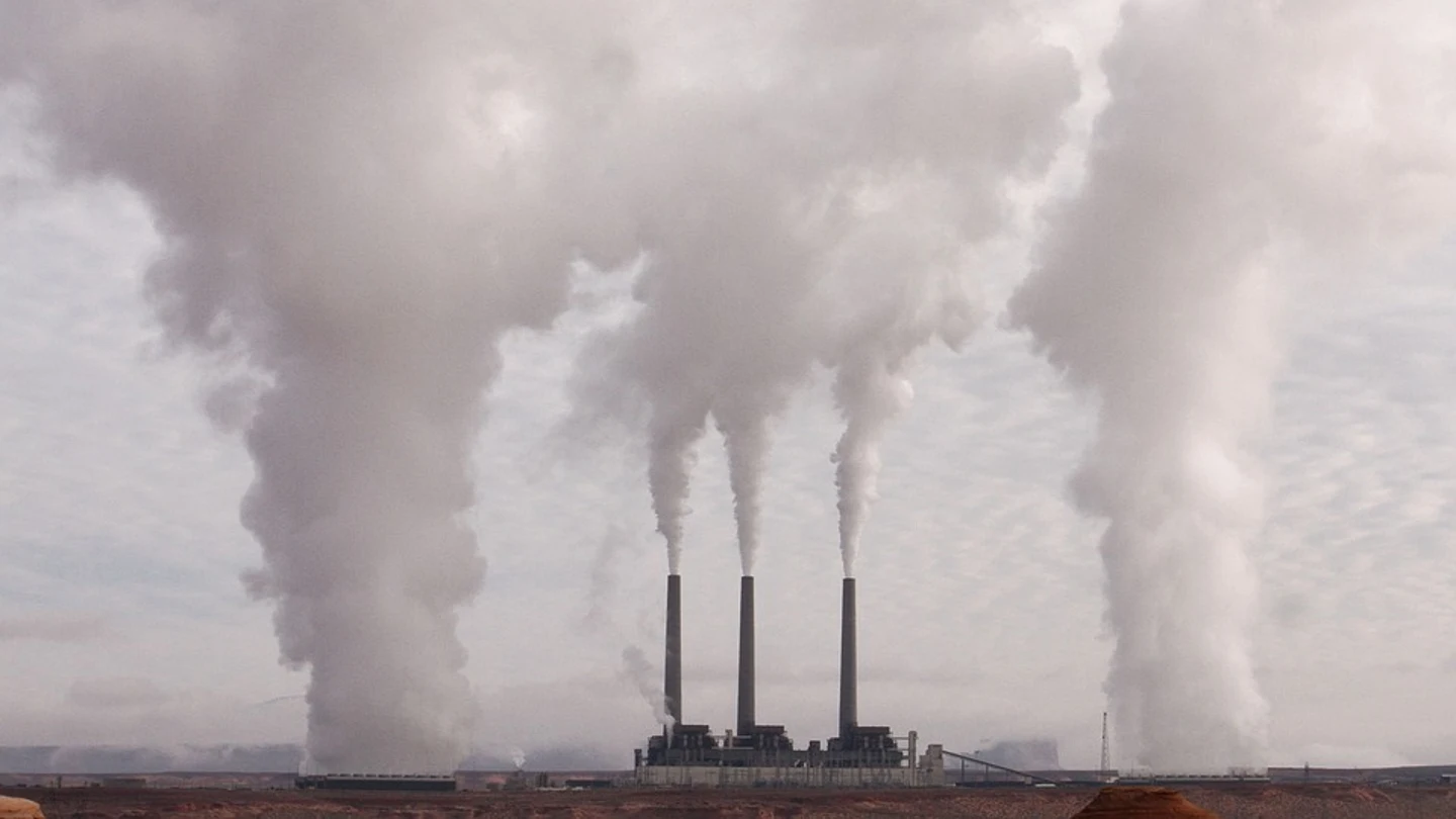 Imagen de archivo de varias chimeneas contaminantes Imagen de archivo de varias chimeneas contaminantes