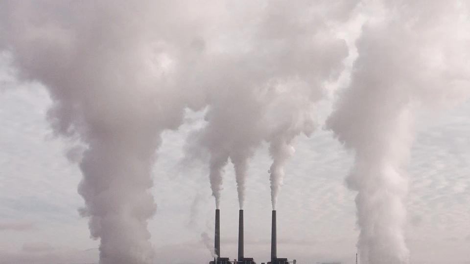 Imagen de archivo de varias chimeneas contaminantes