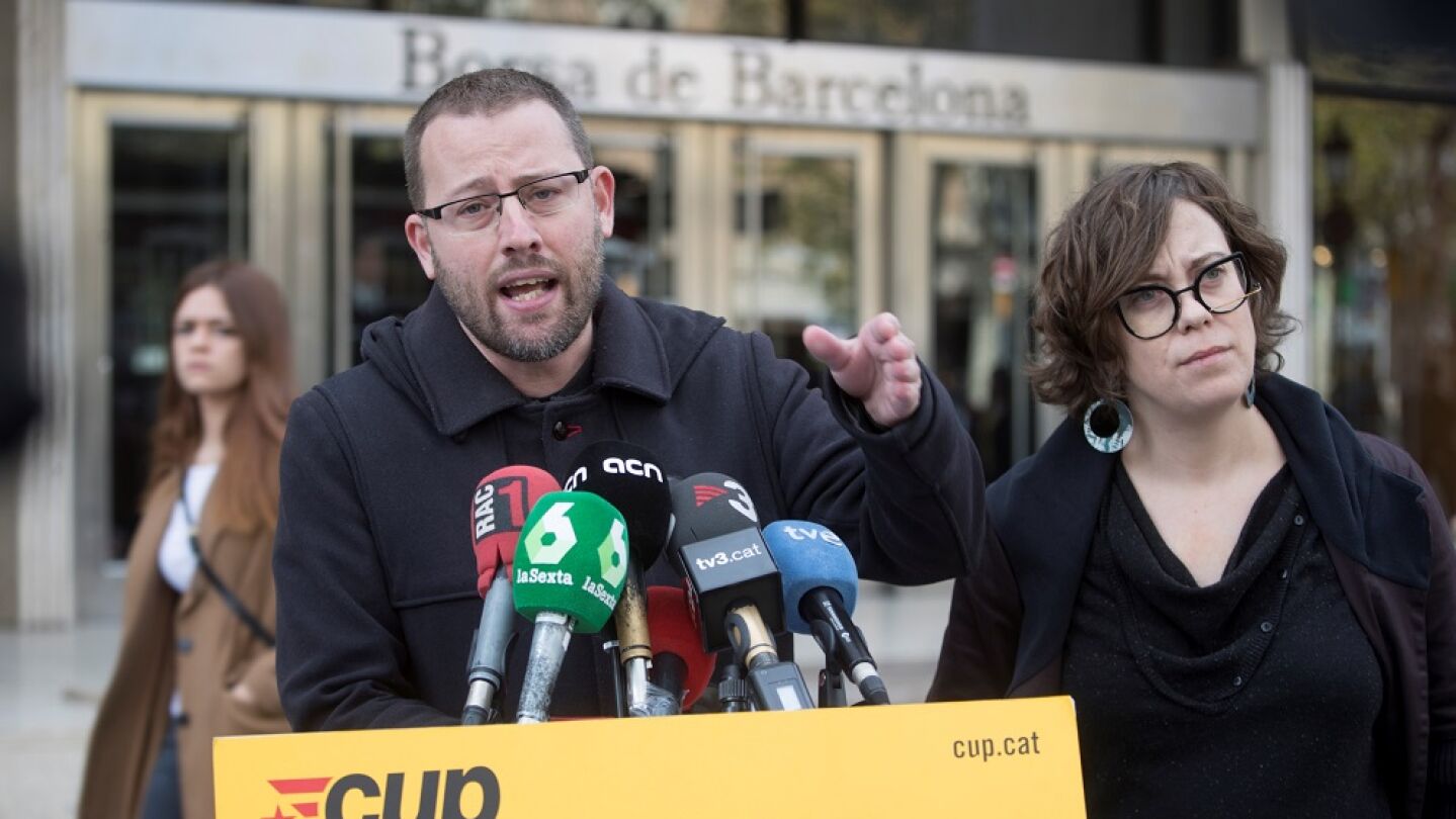 El diputado de la CUP Vidal Aragon&eacute;s y la y la regidora de la CUP en el Ayuntamiento de Barcelona