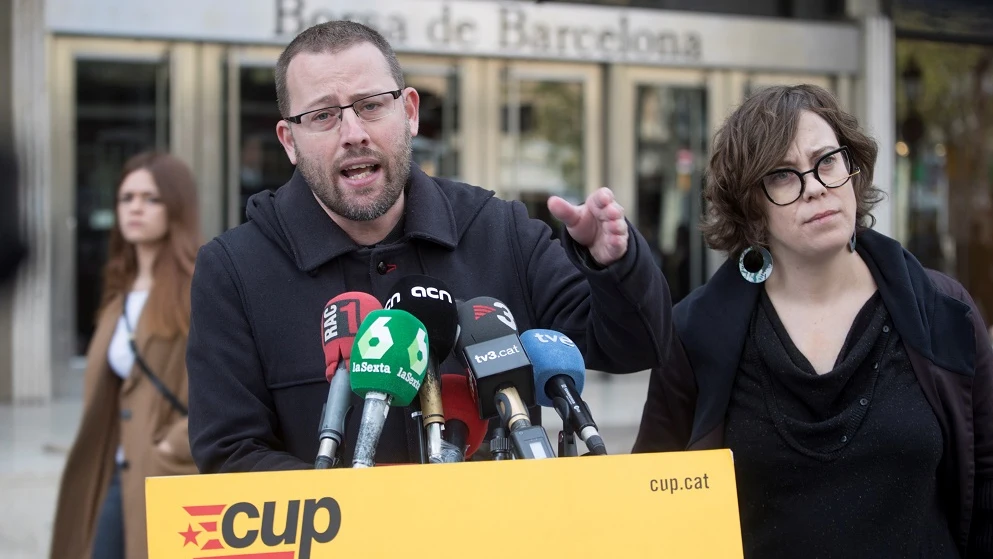 El diputado de la CUP Vidal Aragonés y la y la regidora de la CUP en el Ayuntamiento de Barcelona