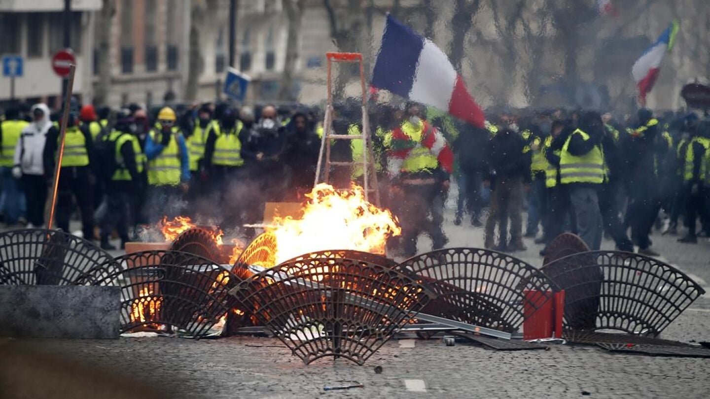 Protestas cerca de los Campos El&iacute;seos de Par&iacute;s