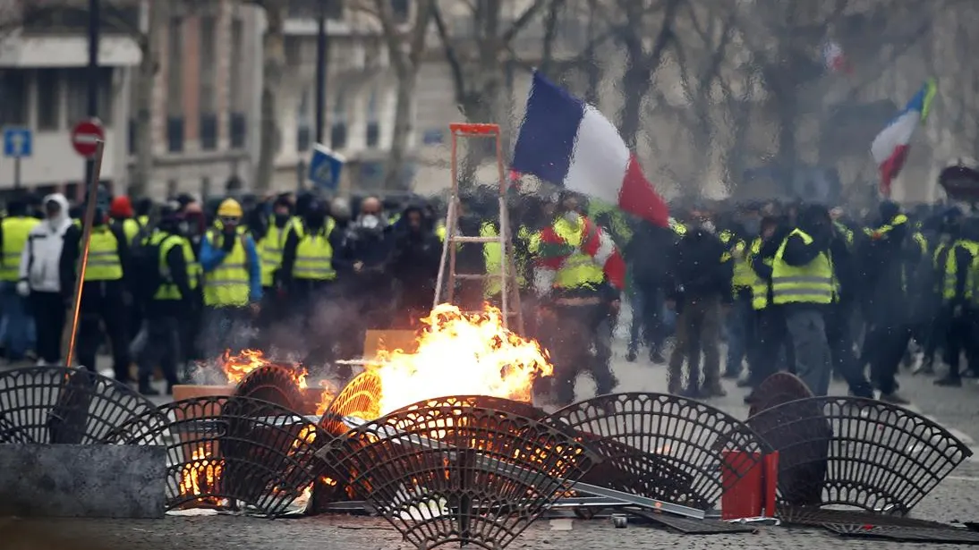 Protestas cerca de los Campos Elíseos de París