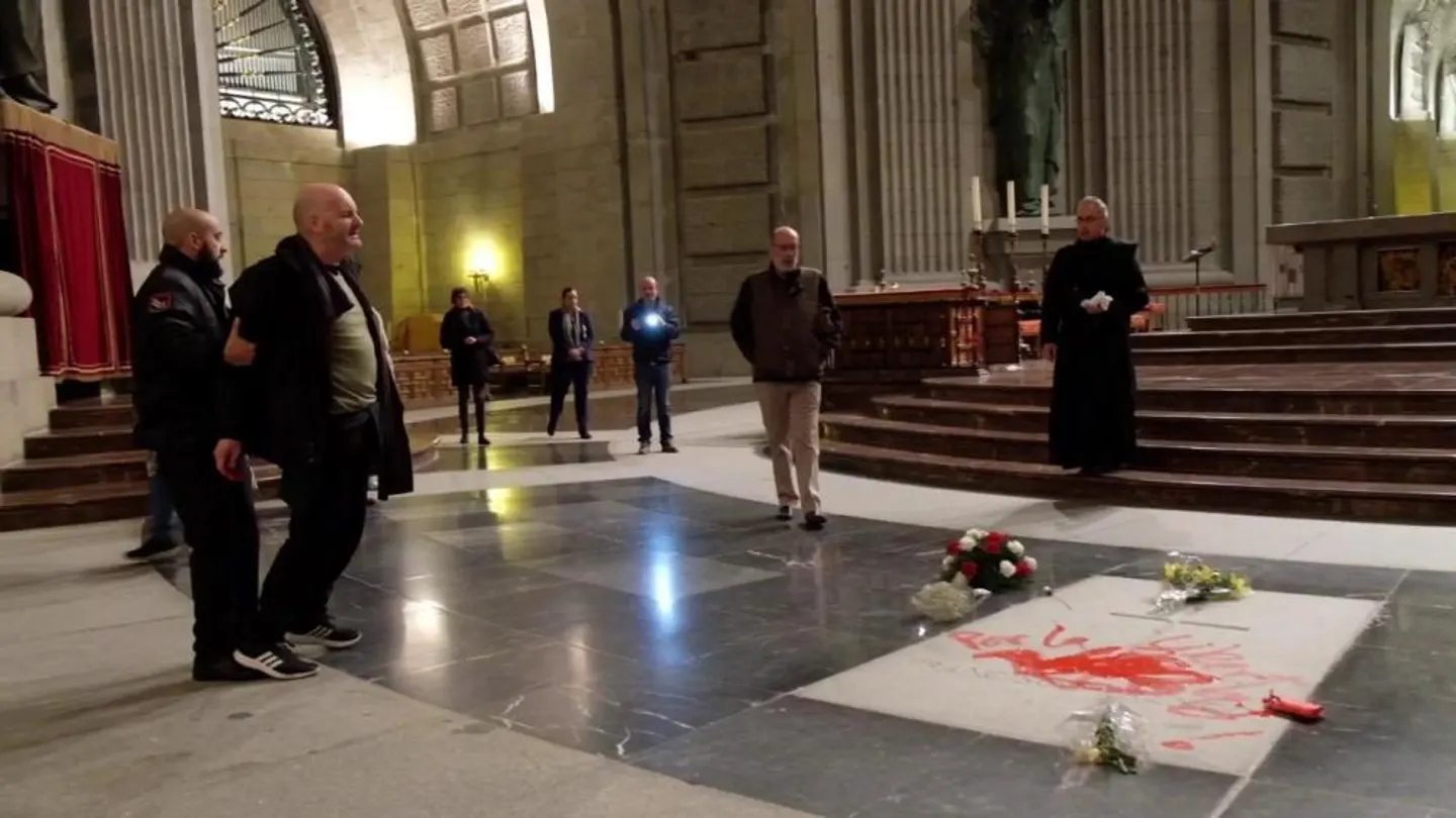 Enrique Tenreiro cuando pintó la tumba de Franco Enrique Tenreiro cuando pintó la tumba de Franco