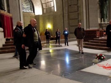Enrique Tenreiro cuando pintó la tumba de Franco Enrique Tenreiro cuando pintó la tumba de Franco