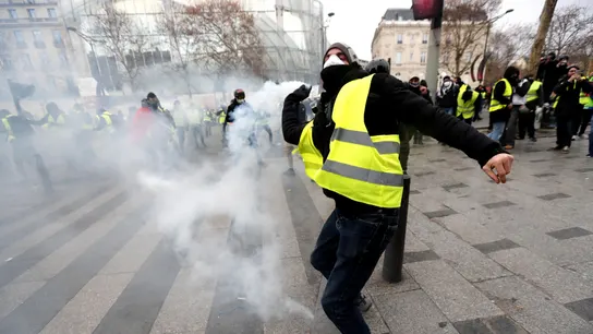 Un manifestante de los 'chalecos amarillos' lanza gas lacrimogeno Un manifestante de los 'chalecos amarillos' lanza gas lacrimogeno
