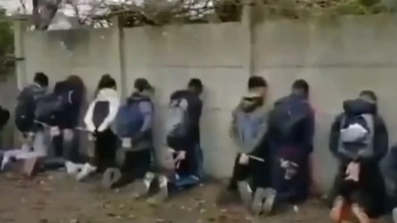 Imagen de los estudiantes que sufrieron "actos de tortura" por parte de la Policía francesa