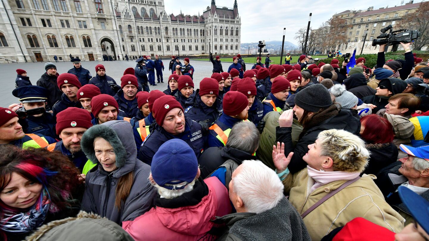 Aspecto de la manifestaci&oacute;n que ha concentrado este s&aacute;bado a miles de h&uacute;ngaros frente al Parlamento en Budapest