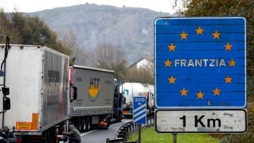 Imagen de archivo de camiones retenidos a un kilómetro de la frontera con Francia
