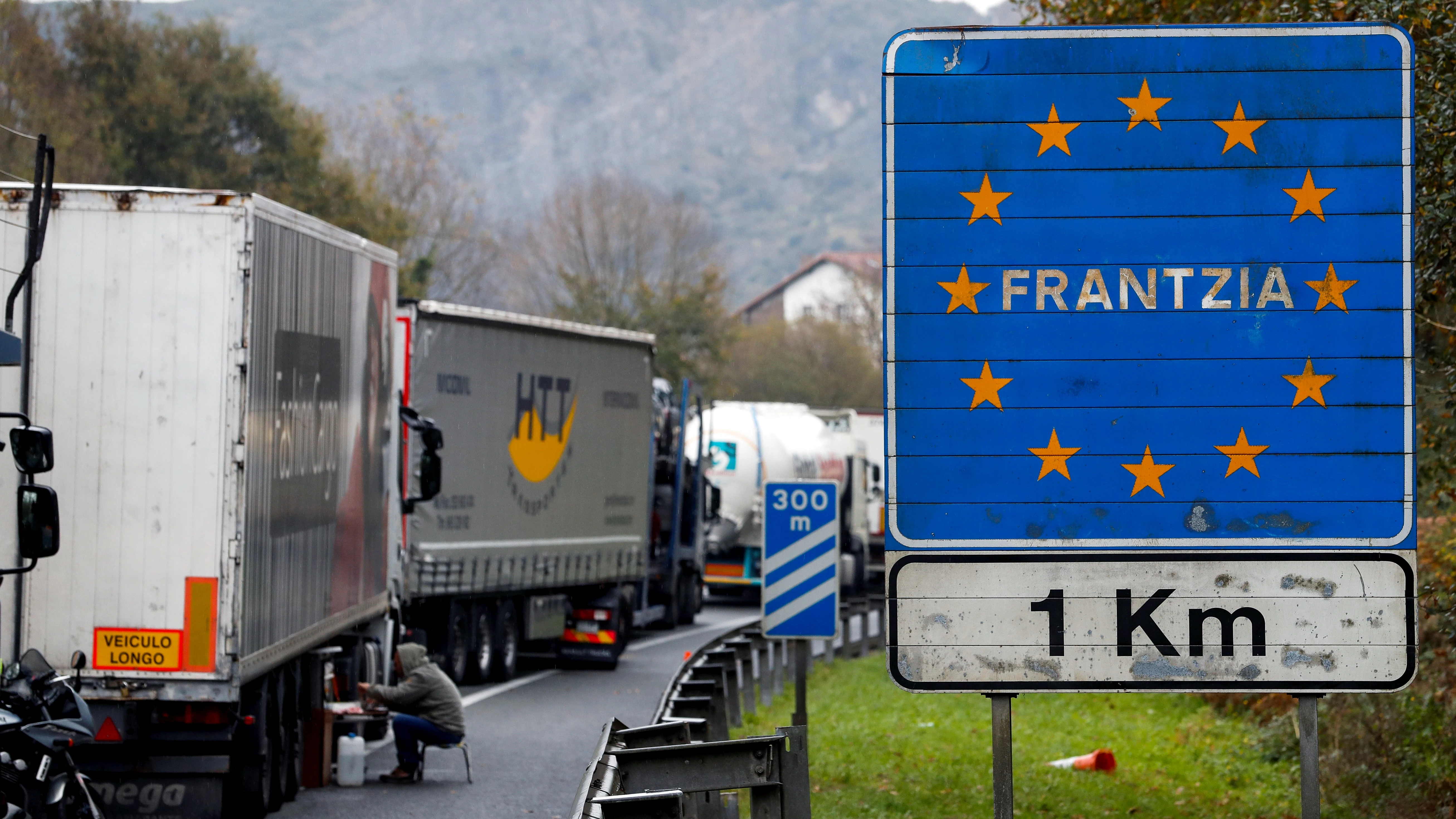 Imagen de archivo de camiones retenidos a un kilómetro de la frontera con Francia