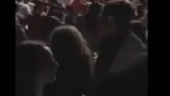 El momento de la avalancha en el concierto de Italia que ha acabado con seis muertos y decenas de heridos El momento de la avalancha en el concierto de Italia que ha acabado con seis muertos y decenas de heridos