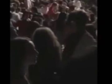 El momento de la avalancha en el concierto de Italia que ha acabado con seis muertos y decenas de heridos El momento de la avalancha en el concierto de Italia que ha acabado con seis muertos y decenas de heridos
